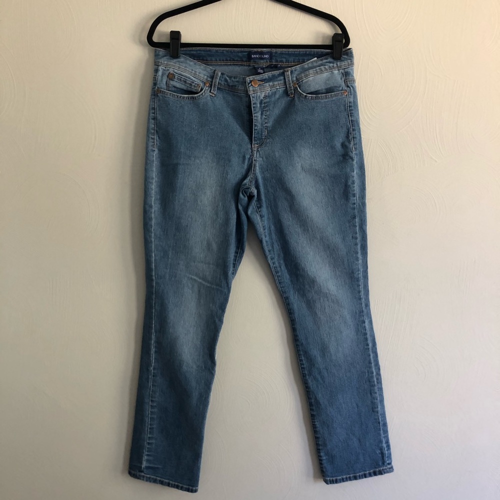 Bandolino Jeans. Medium Wash. Straight Leg.